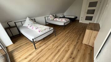 2 bedrooms, travel cot, free WiFi, bed sheets