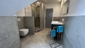 Suihku, hiustenkuivaaja, pyyhkeet, saippua