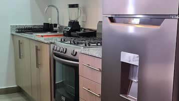Appartement Affaires | Cuisine privée | Grand réfrigérateur, micro-ondes, four, plaque de cuisson