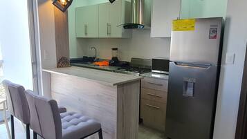 Business Apartment | Private kitchen | Full-sized fridge, microwave, oven, stovetop