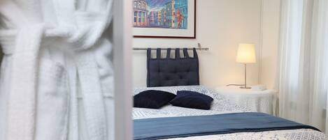 2 bedrooms, in-room safe, desk, iron/ironing board