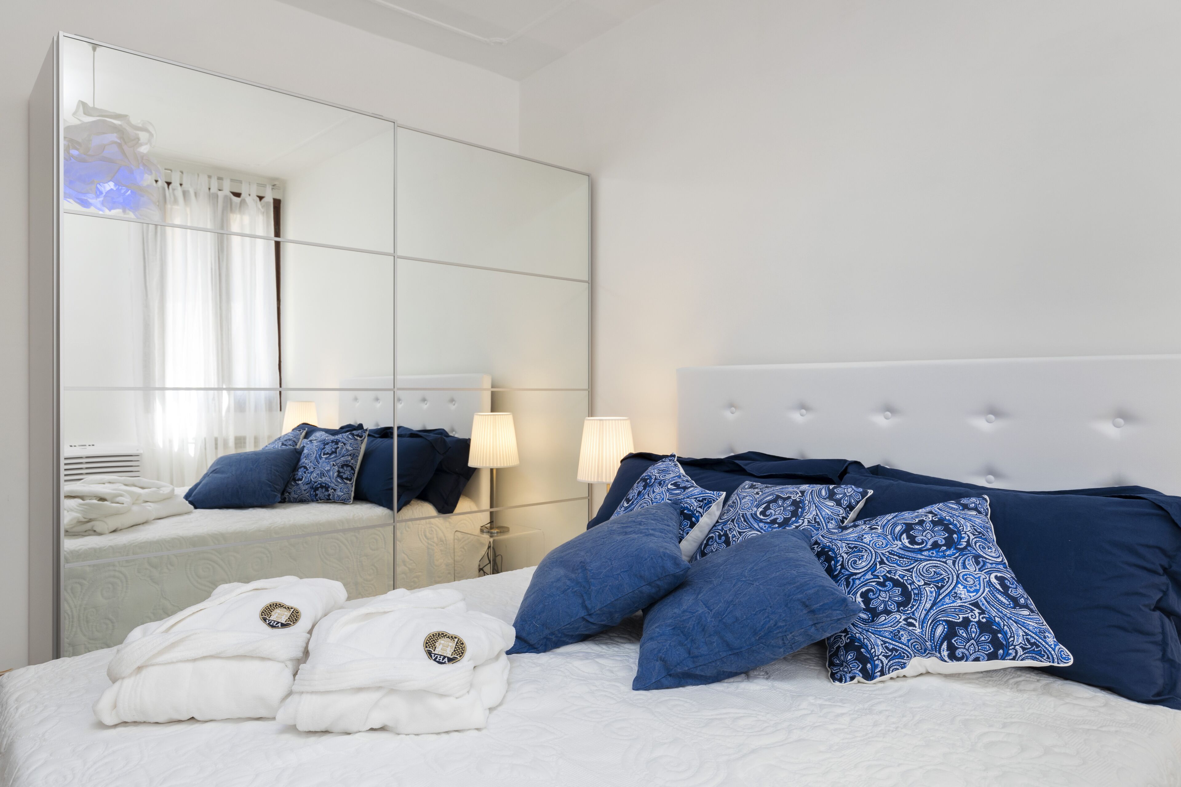 2 chambres, coffres-forts dans les chambres, bureau