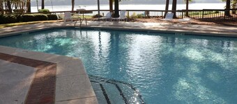 Reynolds Modern Golf Front Cottage