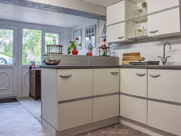 Cookware/dishes/utensils