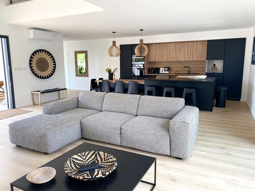 High-end contemporary villa 5 min from the beaches