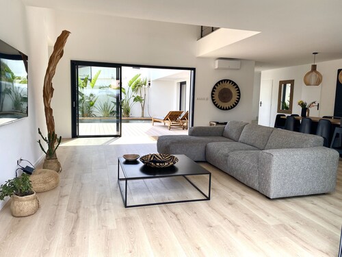 High-end contemporary villa 5 min from the beaches