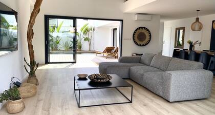 High-end contemporary villa 5 min from the beaches
