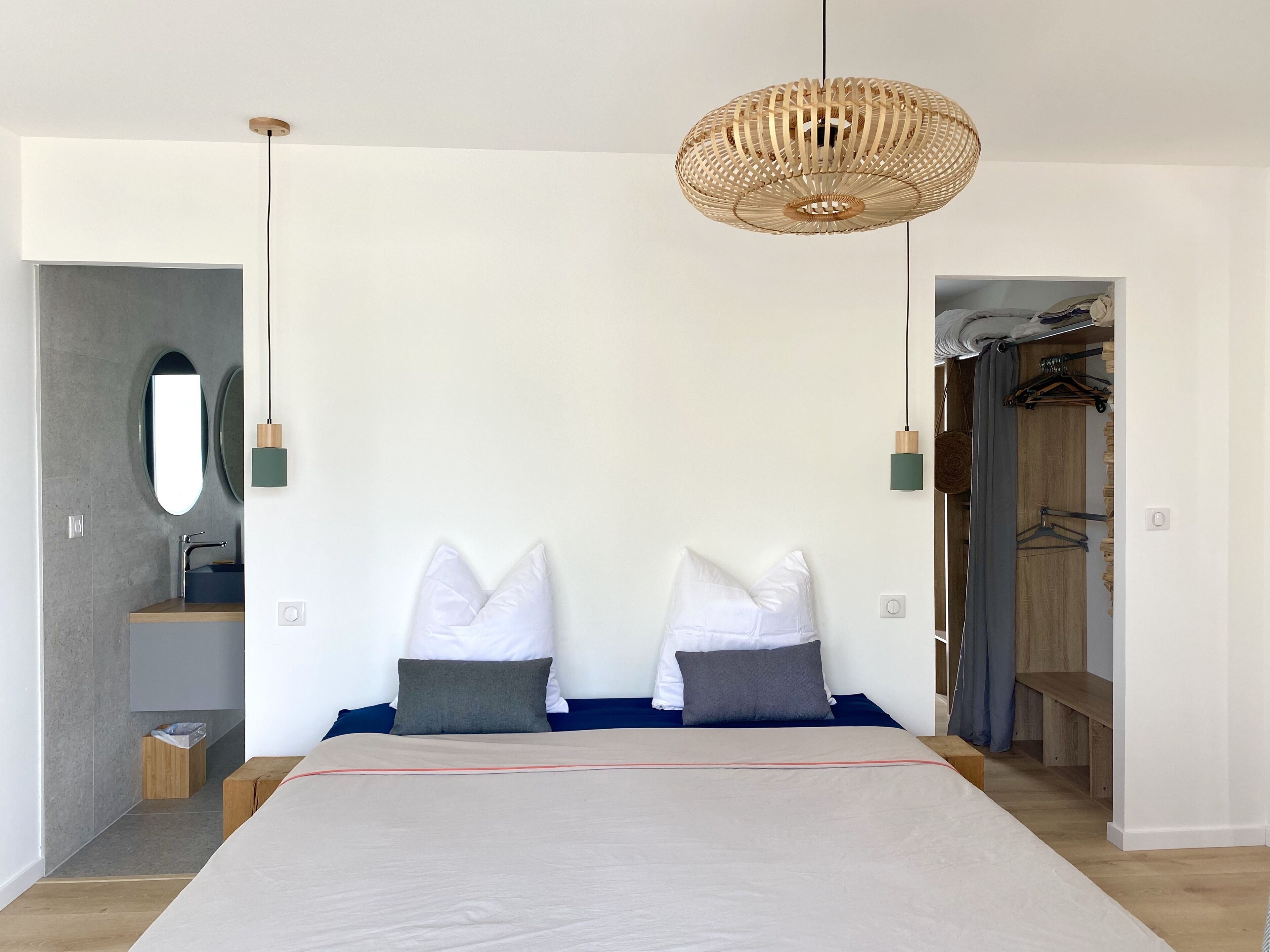 4 slaapkamers, een bureau, een strijkplank/strijkijzer, reisbedje