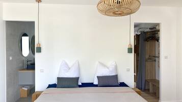 4 slaapkamers, een bureau, een strijkplank/strijkijzer, reisbedje