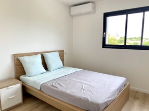 4 habitaciones, escritorio y tabla de planchar con plancha 