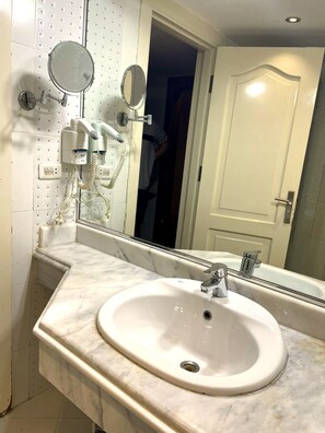 Hydromassage showerhead, hair dryer, bathrobes, slippers
