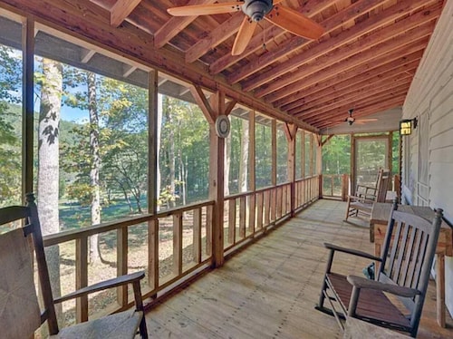 Toccoa-Currents Cabin - River Access - King Bed & Firepit - Large-Dog Friendly