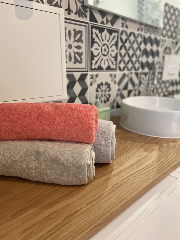 Dusche, Haartrockner, Handtücher, Toilettenpapier