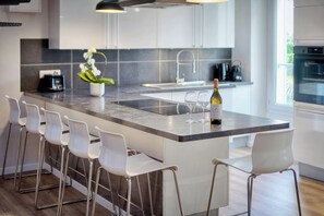 Kühlschrank, Mikrowelle, Ofen, Geschirrspüler