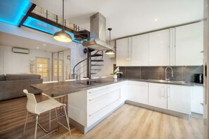 Kühlschrank, Mikrowelle, Ofen, Geschirrspüler