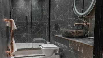 Gratis toiletartikler, hårtørrer, badekåber, håndklæder