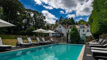 Kauden mukainen ulkouima-allas avoinna 8.00–20.00, aurinkovarjoja