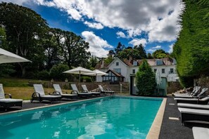 Piscine extérieure (ouverte en saison), parasols de plage