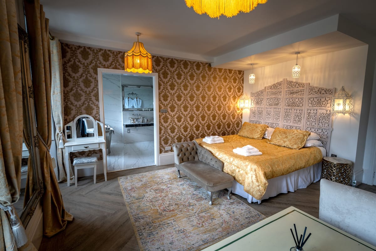 Signature kamer, 1 twee- of 2 eenpersoonsbedden | 1 slaapkamer, individueel gedecoreerd, individueel gemeubileerd