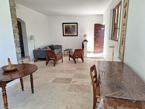 Een televisie en boeken