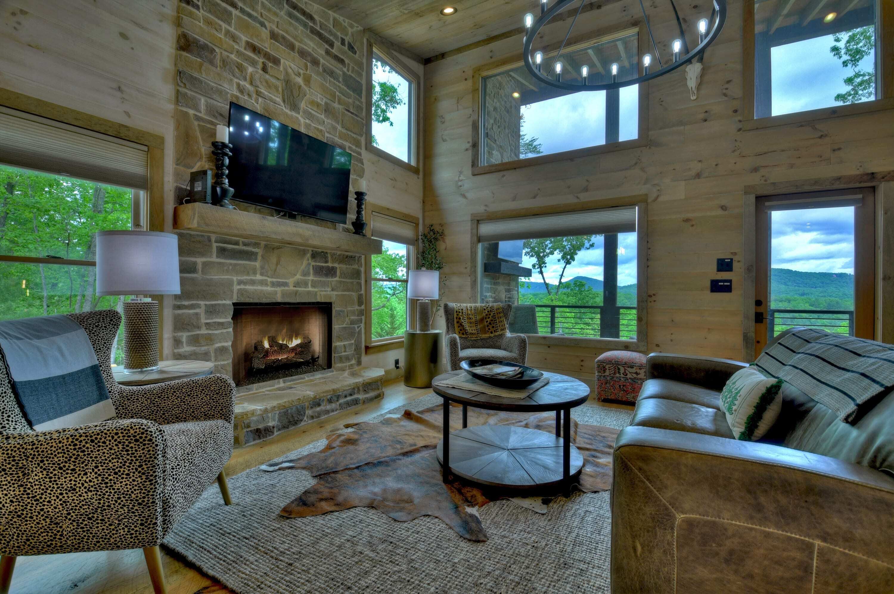 Tv, eldstad och kontor