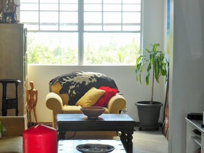 Smart-TV, DVD-Player, Bücher, Stereoanlage