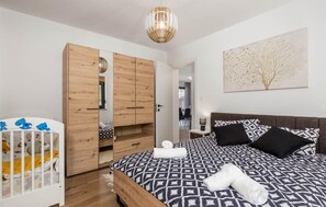 3 bedrooms, travel crib, free WiFi, bed sheets
