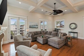 Smart TV, fireplace, foosball - Luxury Family Beach House private pool rooftop deck (Destin)