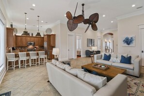 Smart TV, chimenea, reproductor de DVD, futbolito