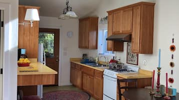 Kühlschrank, Ofen, Herdplatte, Wasserkocher