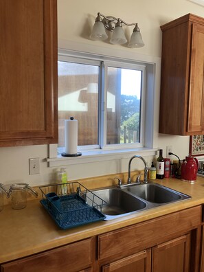 Refrigerador, horno, parrilla de estufa y tetera eléctrica 