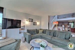 TV, peis, fotballspill og bordtennis