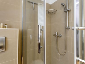 Dusche, Haartrockner, HandtĂŒcher, Seife