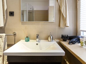 Douche, séchoir à cheveux, serviettes fournies, savon