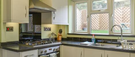 Frigorífico, microondas, horno y trona infantil