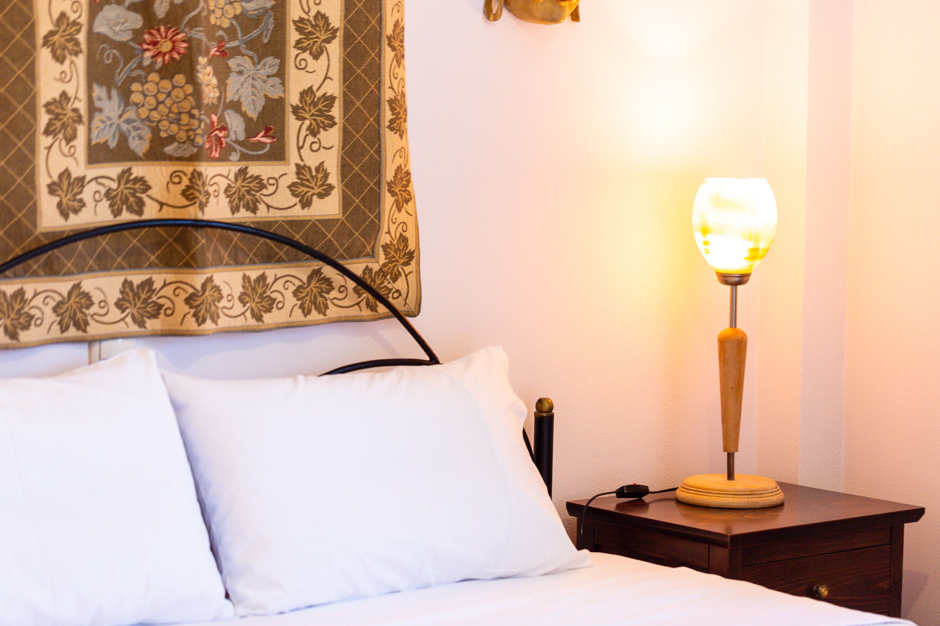 2 soverom, skrivebord, lydisolert og strykejern/-brett