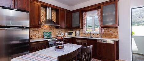 Réfrigérateur, four à micro-ondes, un four, surface de cuisson