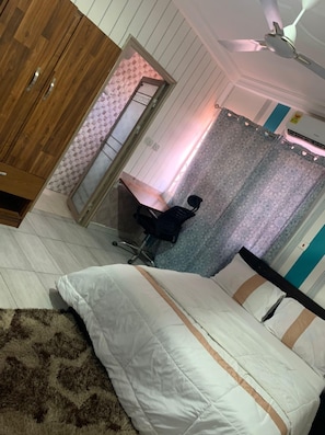 Comfort Double Room Single Use | Premium bedding, memory foam beds, individually decorated - MAXJEN HAVEN GUEST HOUSE (Kasoa)