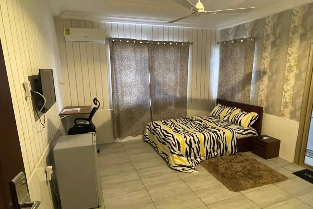 Comfort Double Room Single Use | Peralatan tempat tidur premium, busa memori, meja 