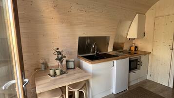 Réfrigérateur, micro-ondes, plaque de cuisson, cafetiÚre/bouilloire