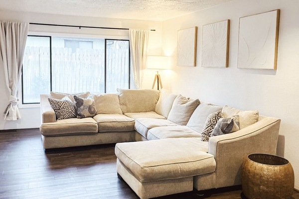 Televisor intel·ligent, llar de foc, taula de tennis de taula i llibres