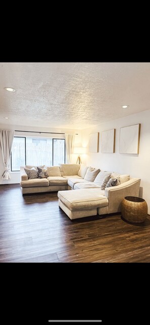 Smart TV, fireplace, ping pong, books