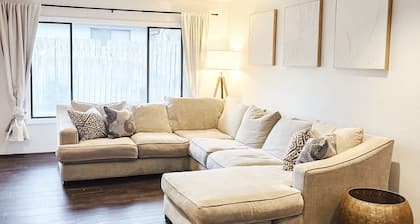 New-clean/cozy House. Next to Hospital.Centrally Located. Sauna/PingPong Table.