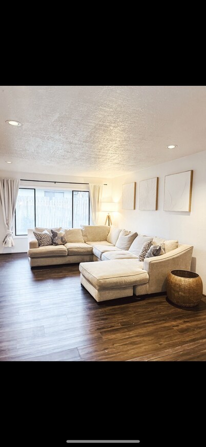 New-clean/cozy House. Next to Hospital.Centrally Located. Sauna/PingPong Table. 