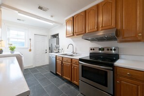 ثلاجة، فرن، موقد طهي مسطح، غسالة أطباق