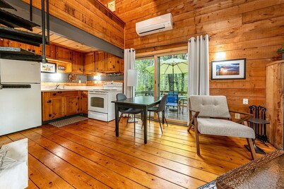 Welcome to Wellfleet! Classically Modern, Woodsy and Serene.