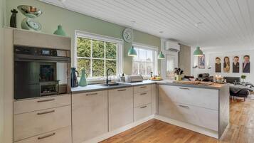 Jääkaappi, uuni, liesi, astianpesukone