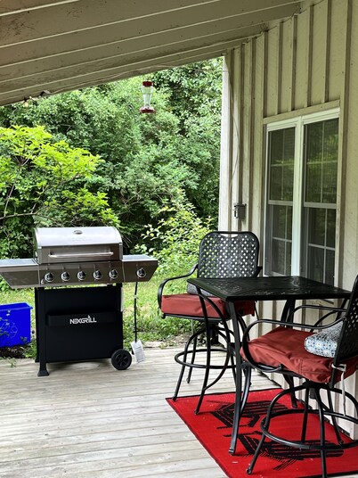 Loyalist Bird House (park pass & close to horse ranch)