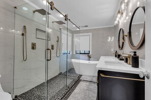 Shower, hair dryer, towels, soap - Luxury 6 Br 5 Ba For Groups in Buckhead Atlanta, close to everything you need!! (Atlanta)