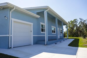 Exterior - HOT TUB, HEATED POOL AND WALKING DISTANCE TO MINERAL SPRINGS (North Port)